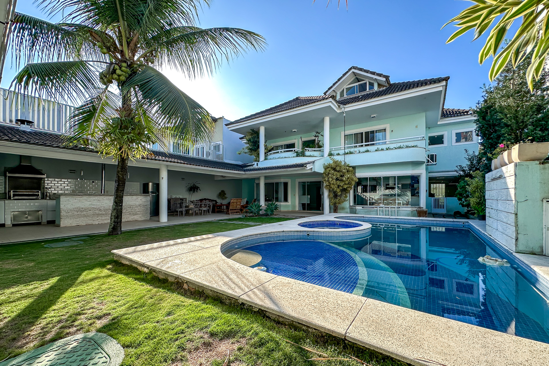mansão com piscina de luxo