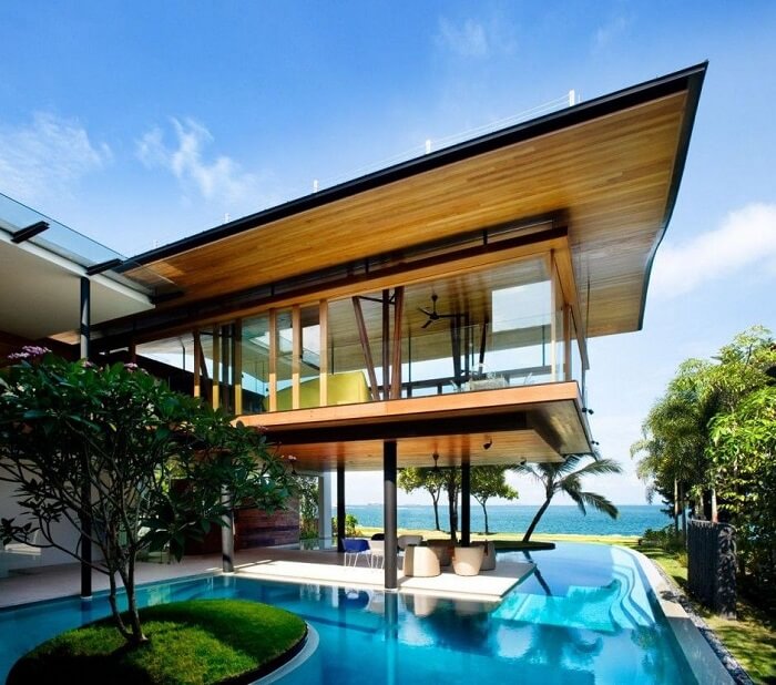 piscina com borda infinita em mansão