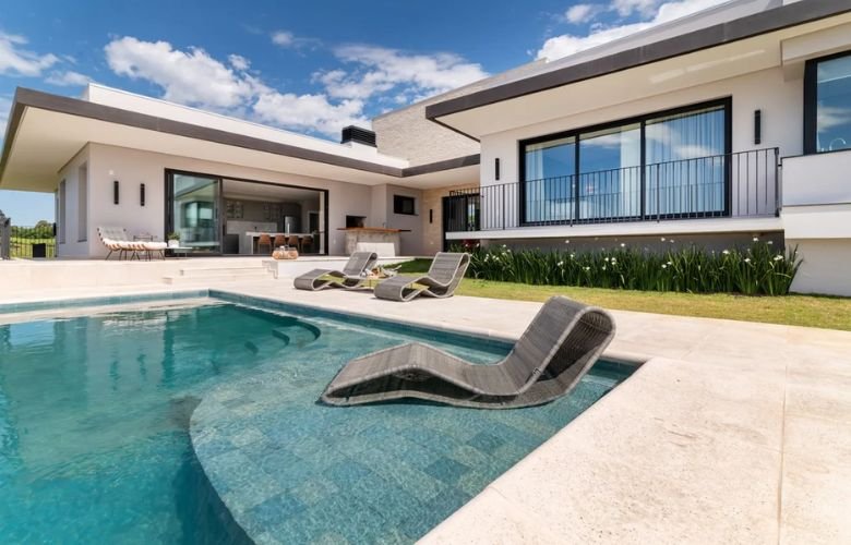 piscina estilo praia em residência