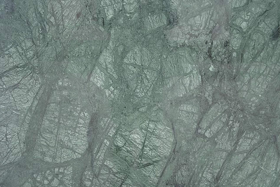 mármore verde com veios dourados