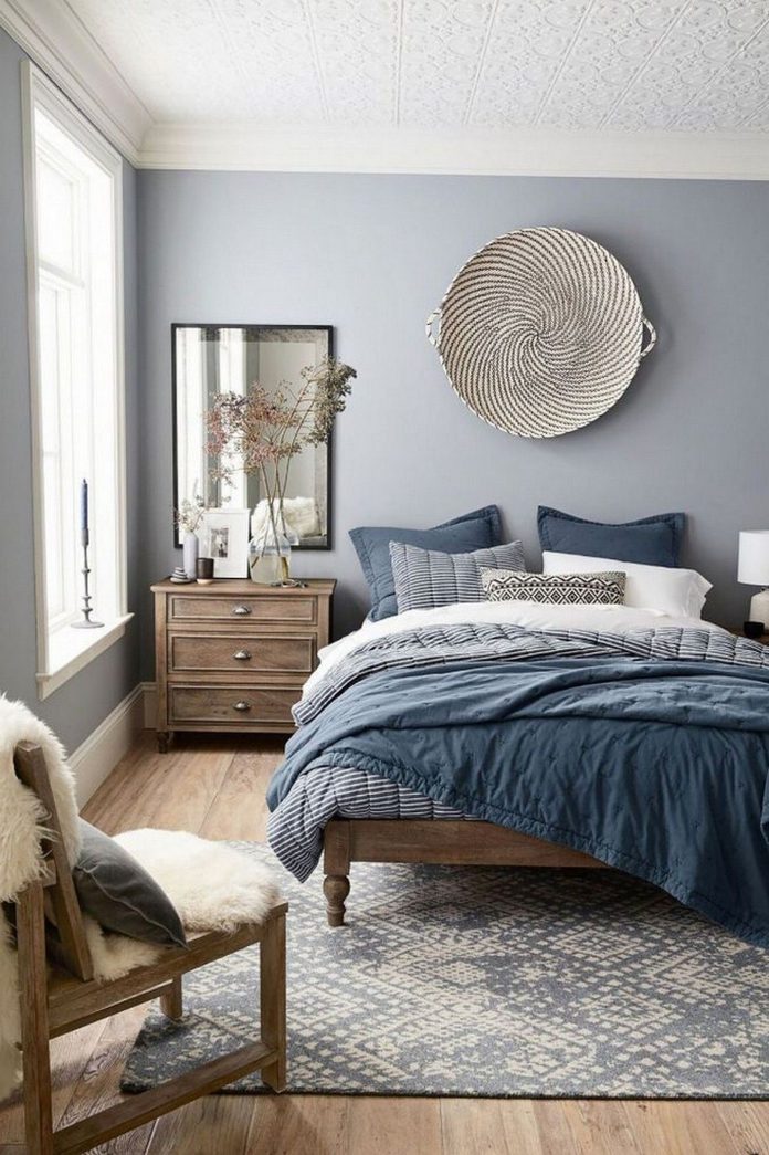 cama de frente para porta vs lateral na parede