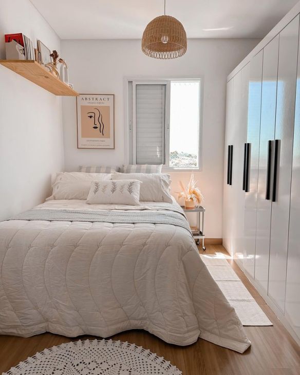cama de frente para porta vs lateral na parede