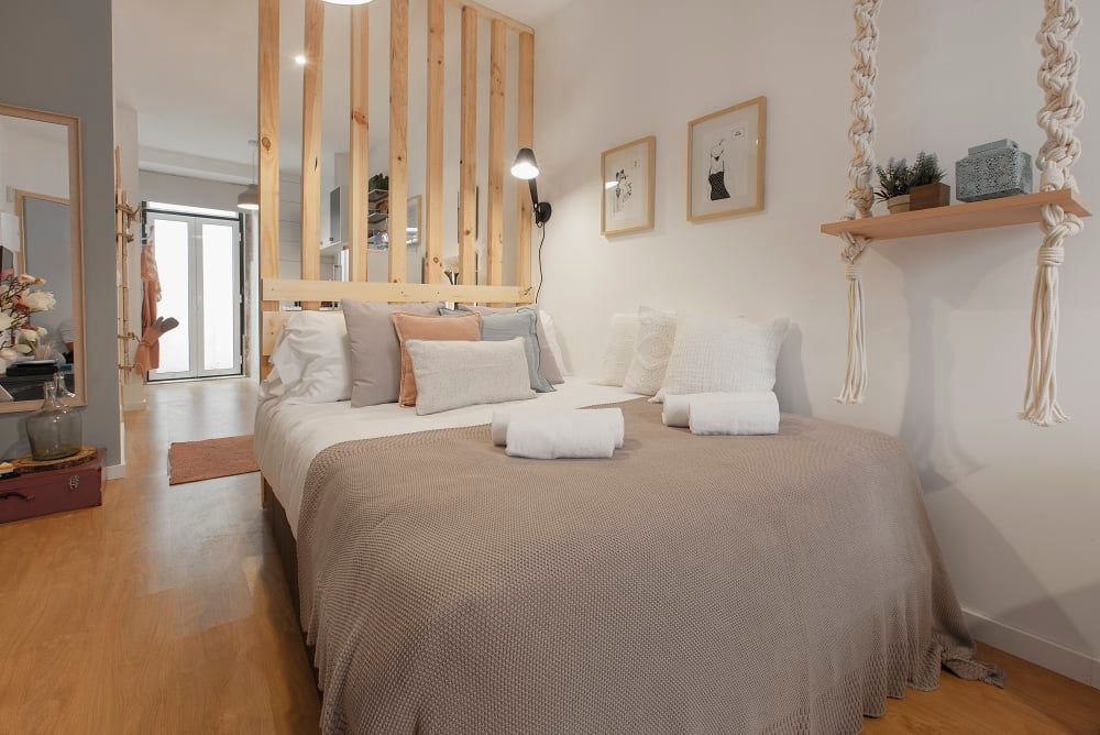 como posicionar cama em quarto retangular pequeno