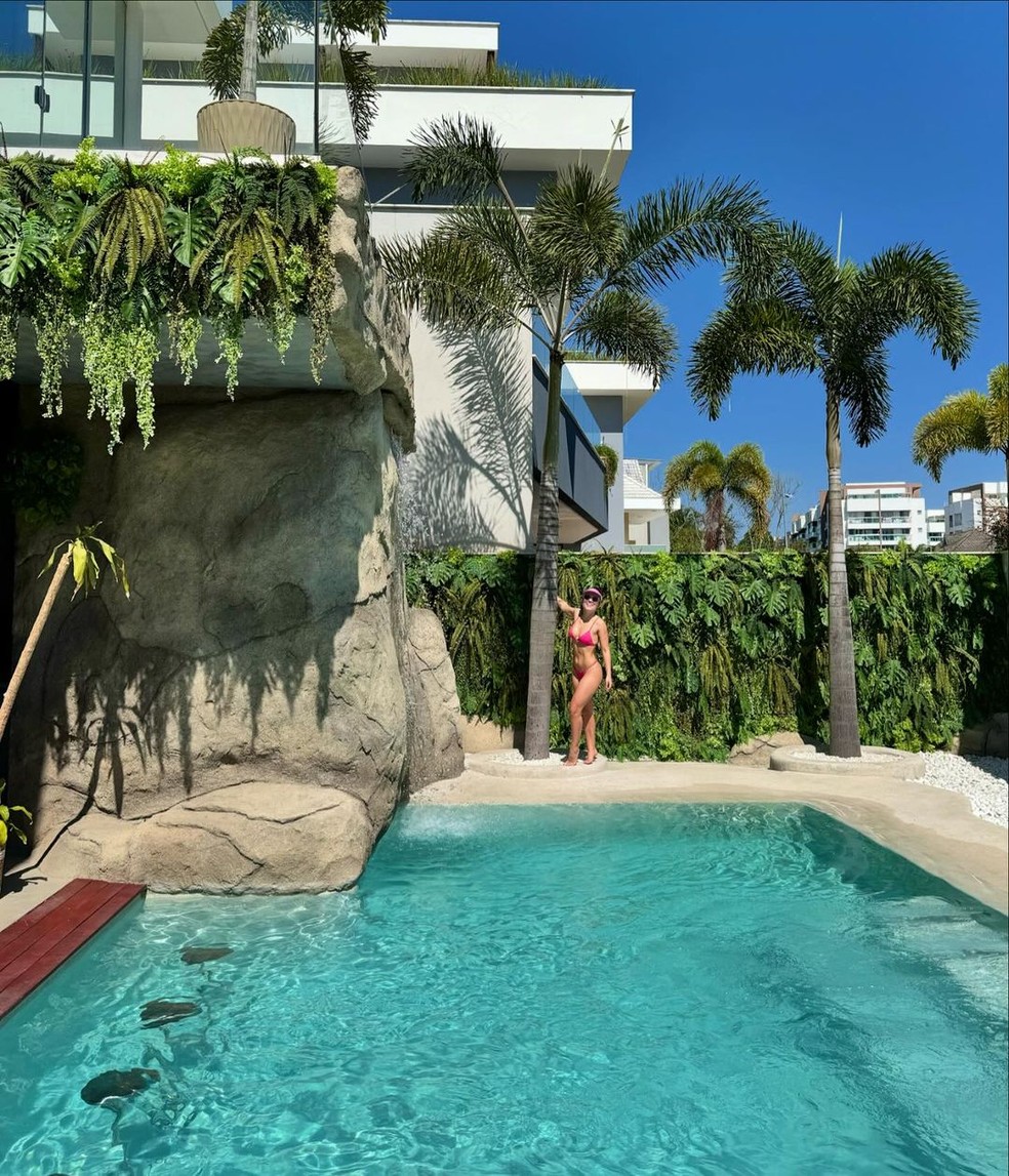 onde larissa manoela mora