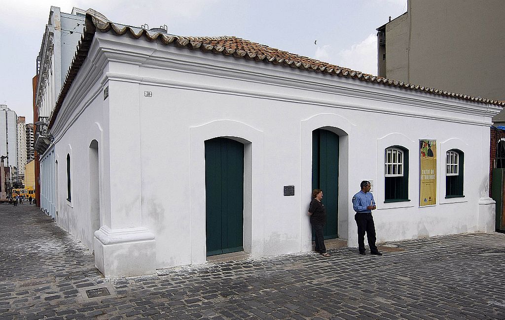 Parede caiada em reboco rústico