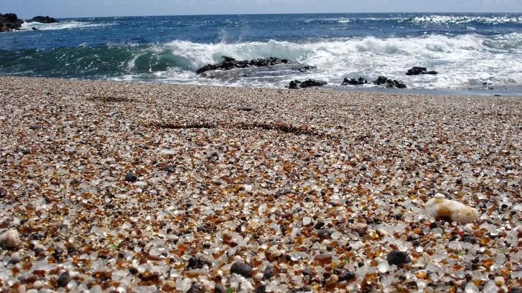praia com cacos de vidro brasil