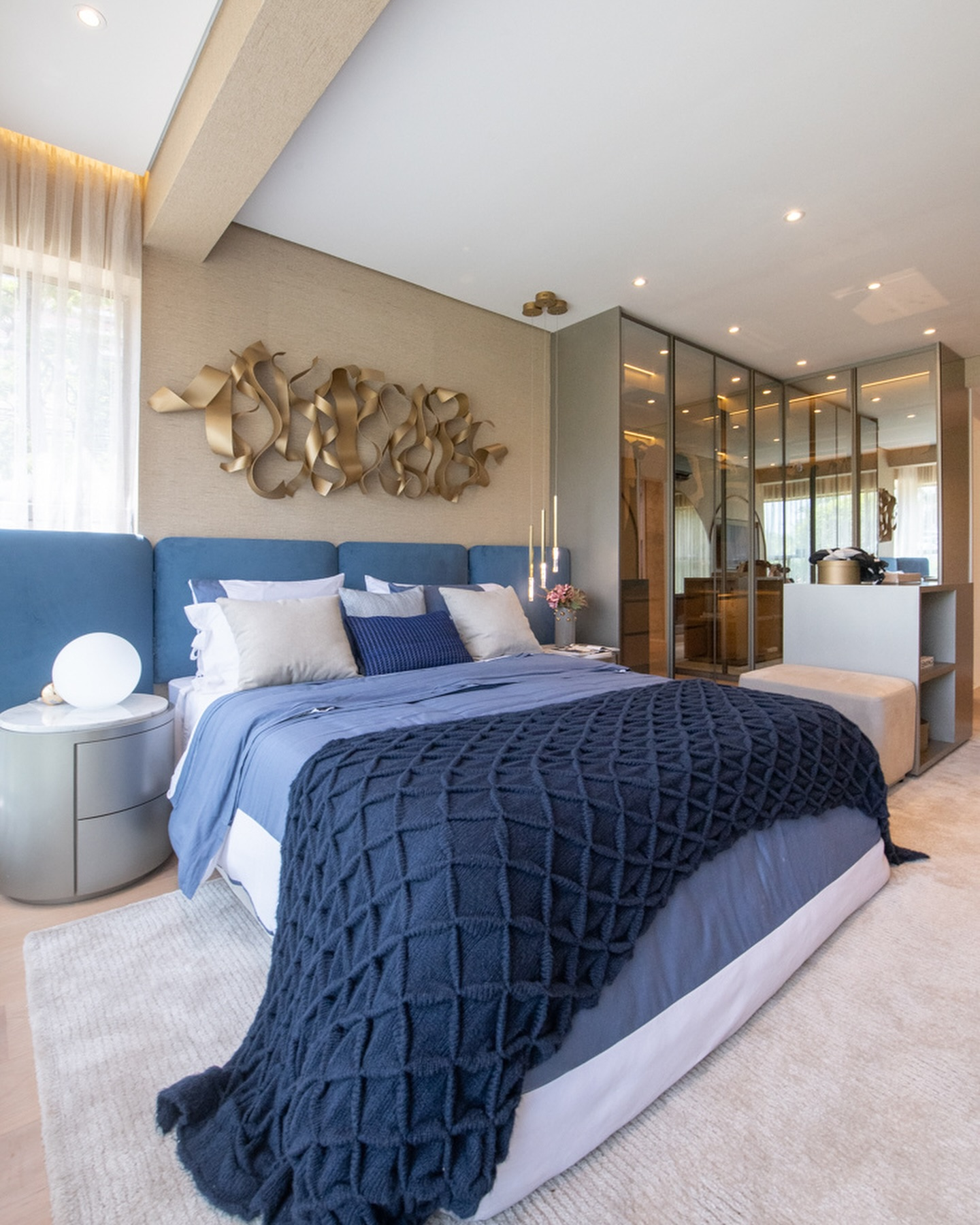 quarto azul com madeira