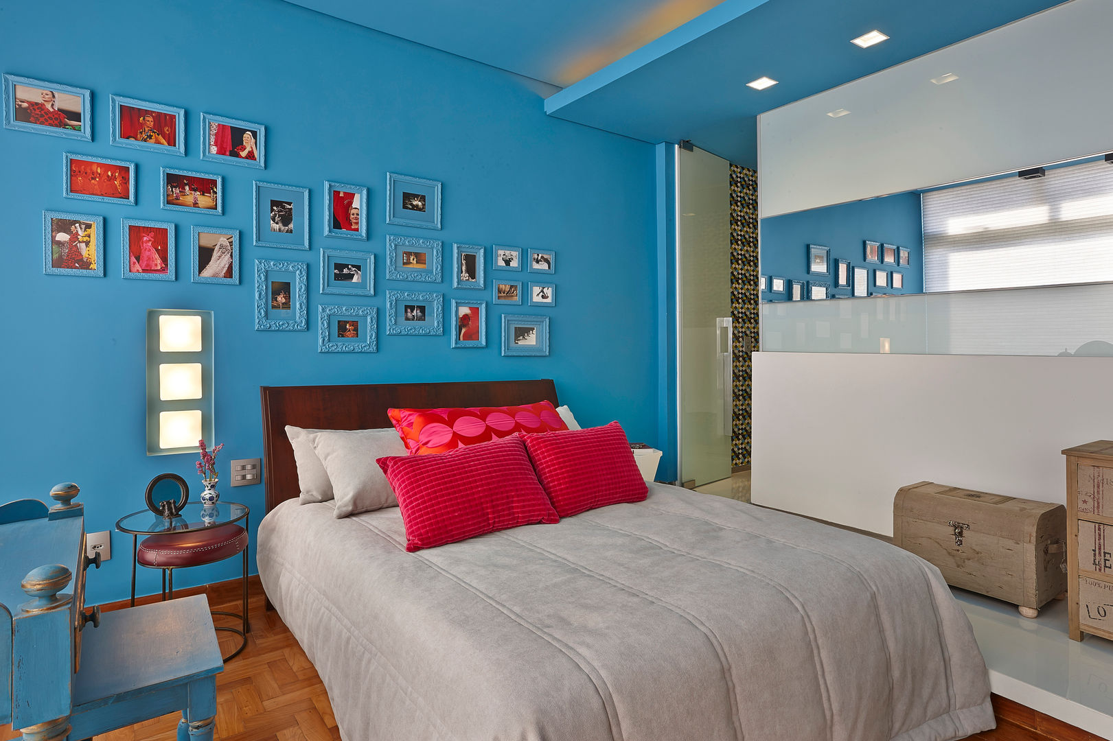 quarto azul e branco