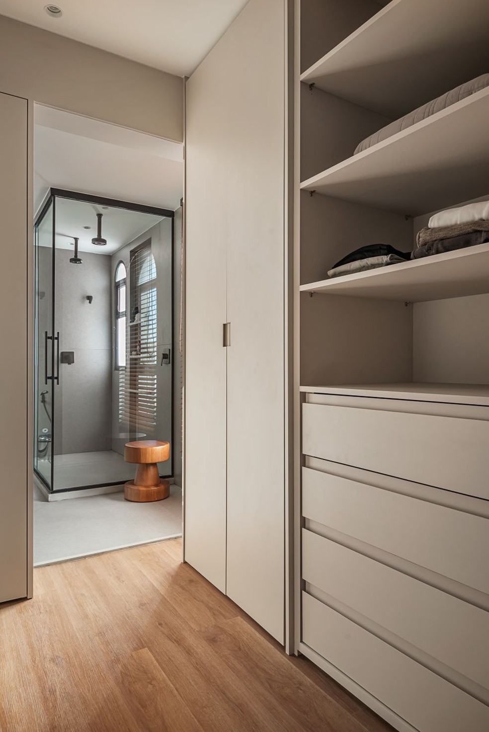 ideias de quarto com closet e banheiro para inspirar