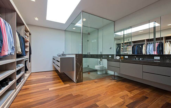 quarto com closet e banheiro