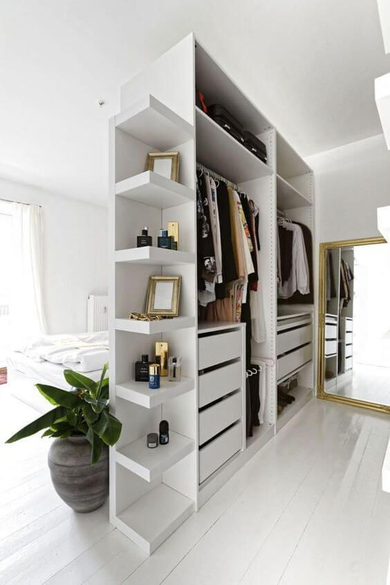 quarto com closet e banheiro