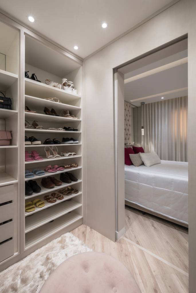 quarto com closet e banheiro