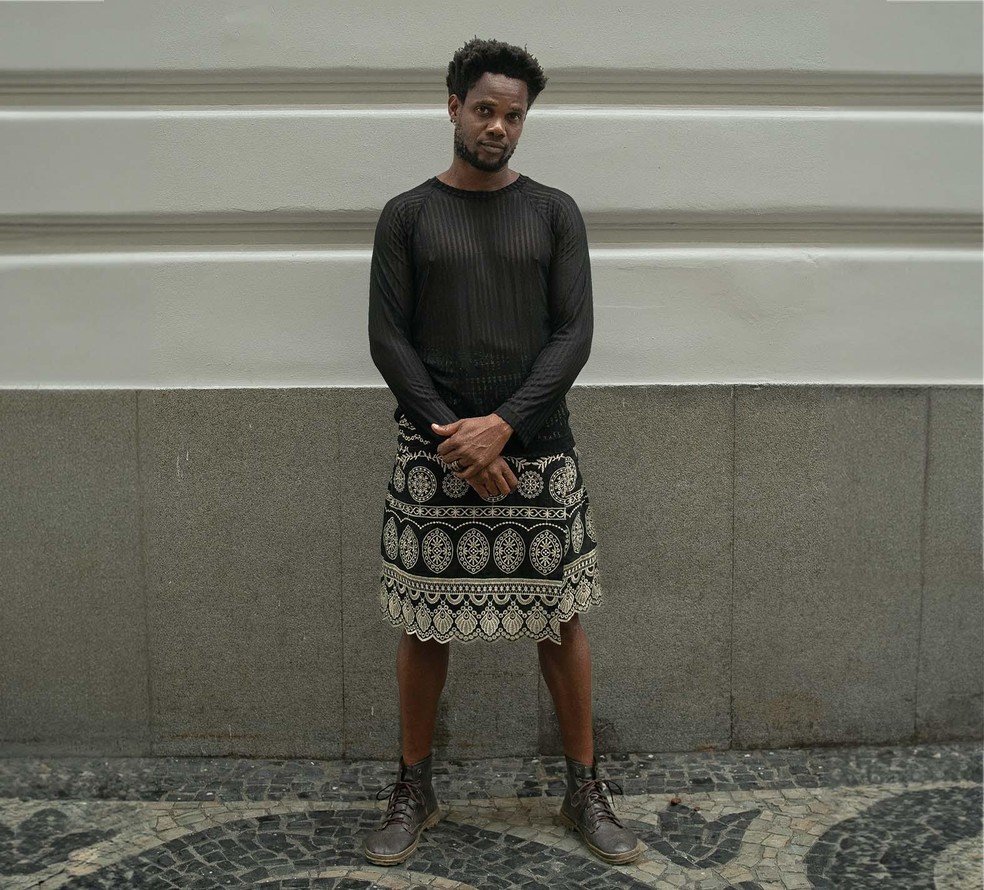 como usar saia jeans curta com fenda