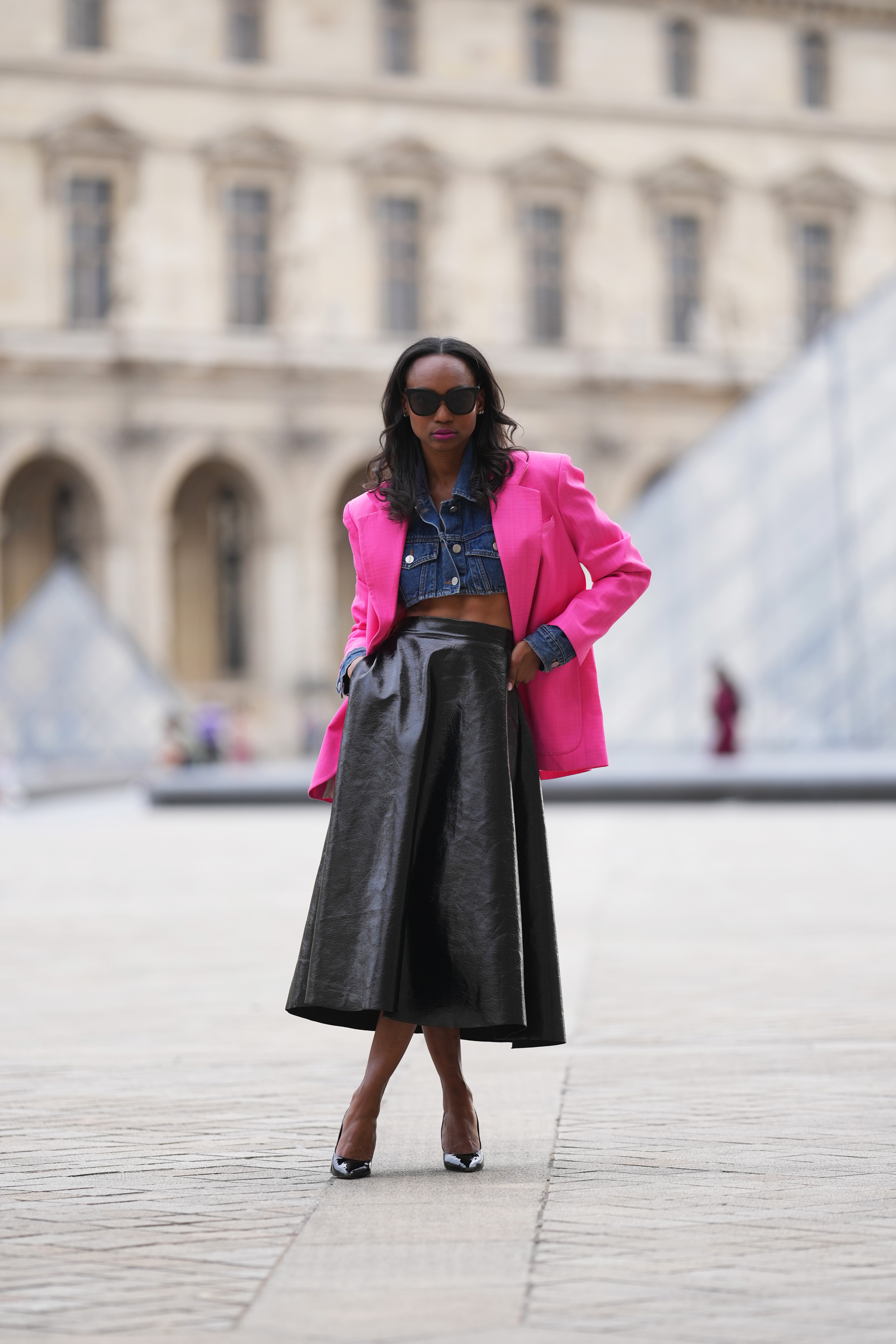 inspirações de looks com saia midi jeans