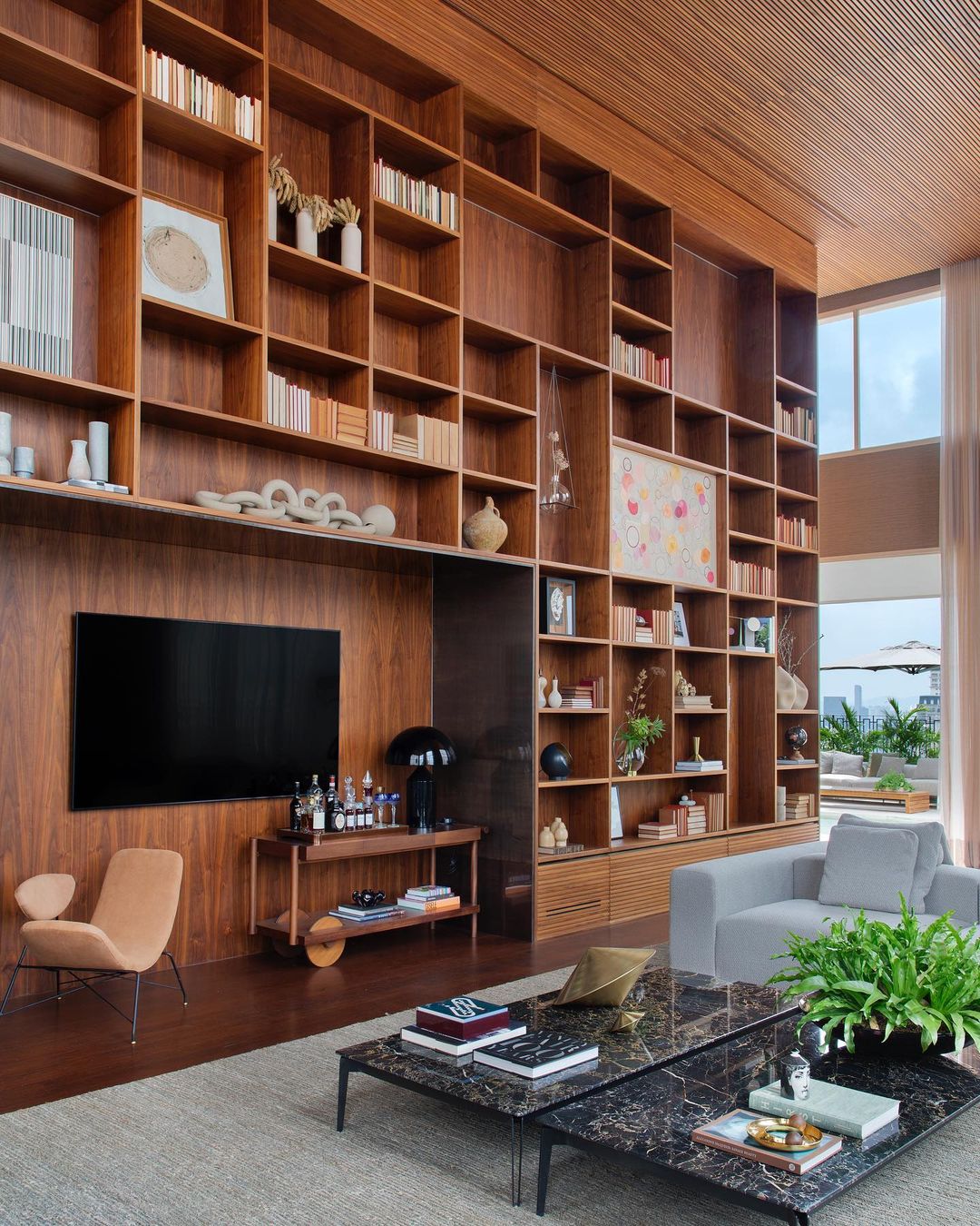 sala com pé direito duplo e lareira