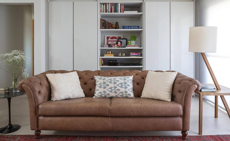 como decorar sala com sofá marrom e bege