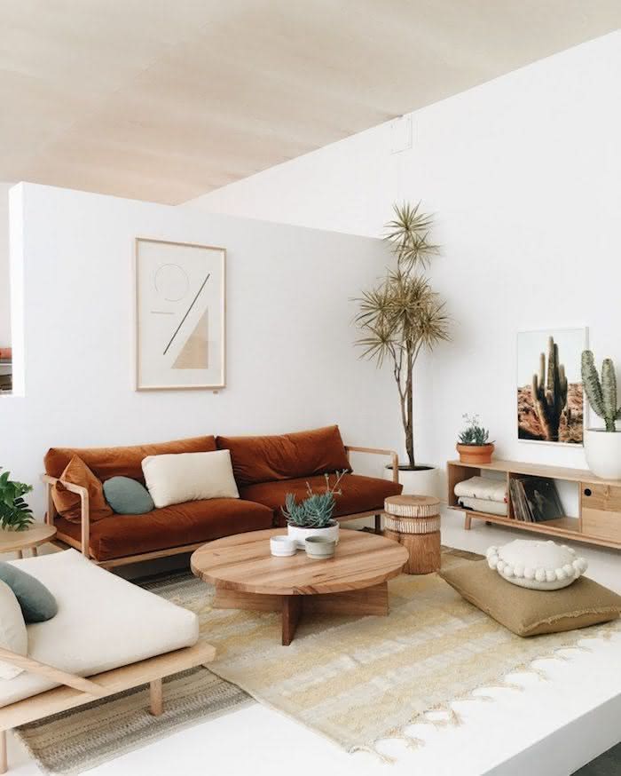 sala de estar moderna com sofá marrom