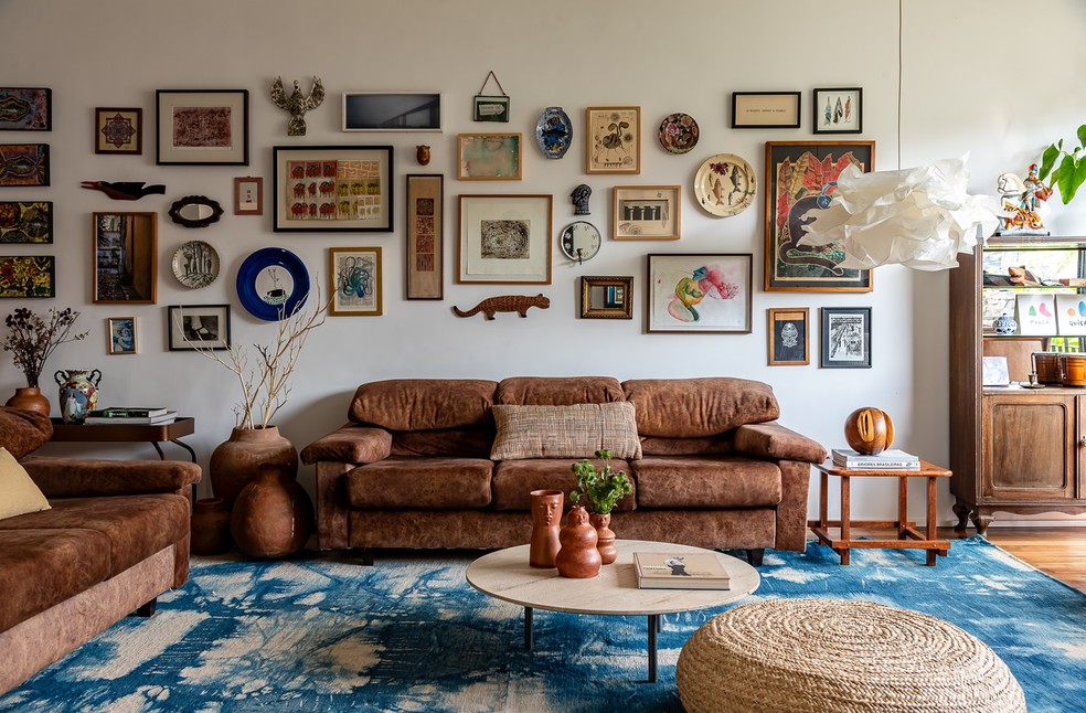 como deixar a sala com sofá marrom mais clara