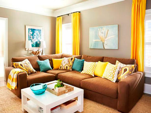 sala com sofá marrom e cinza