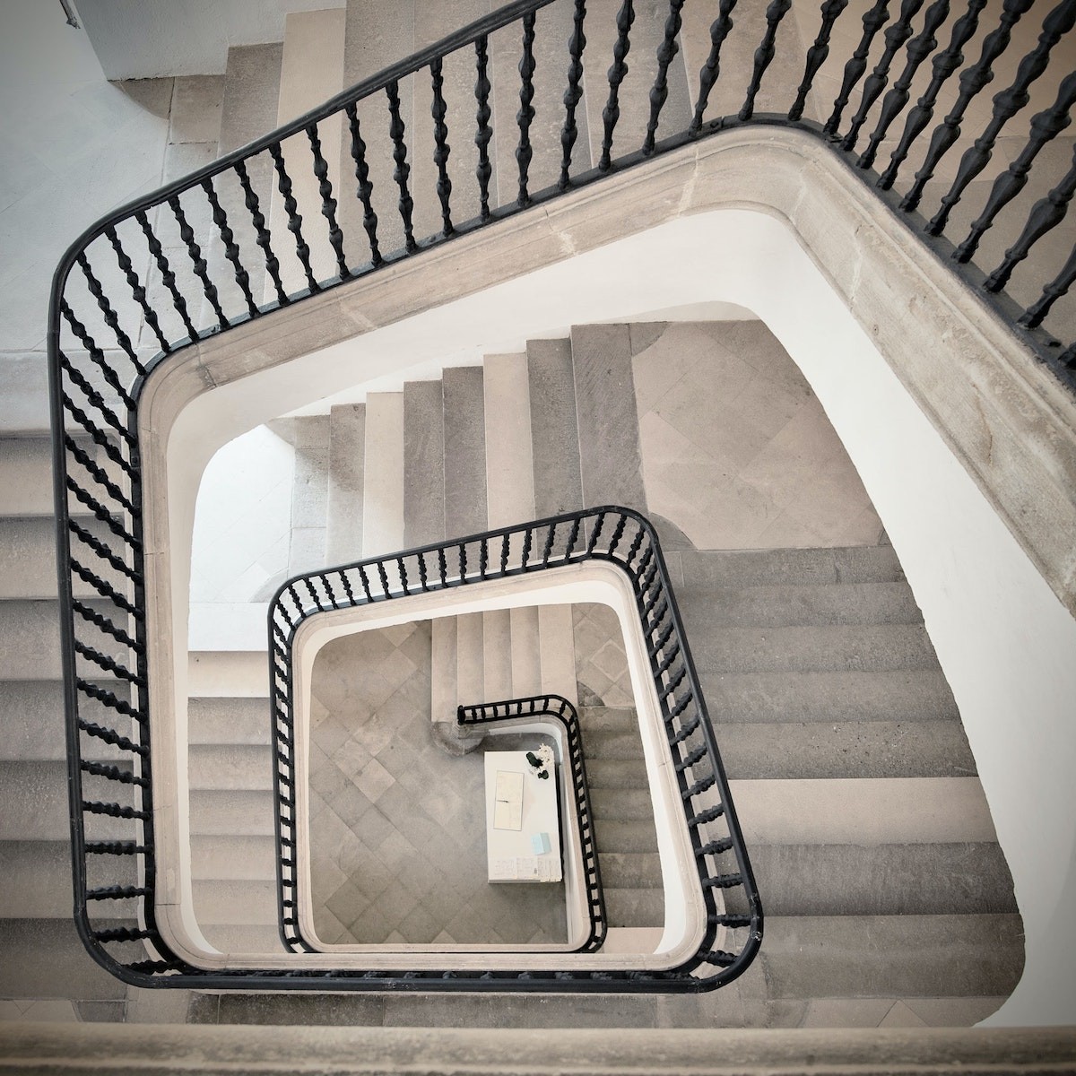 sonhar com escada de cimento