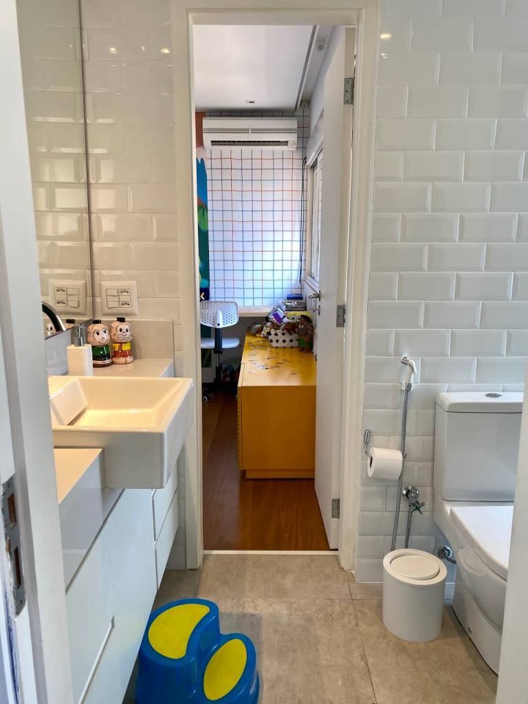 Banheiro compartilhado entre dois quartos