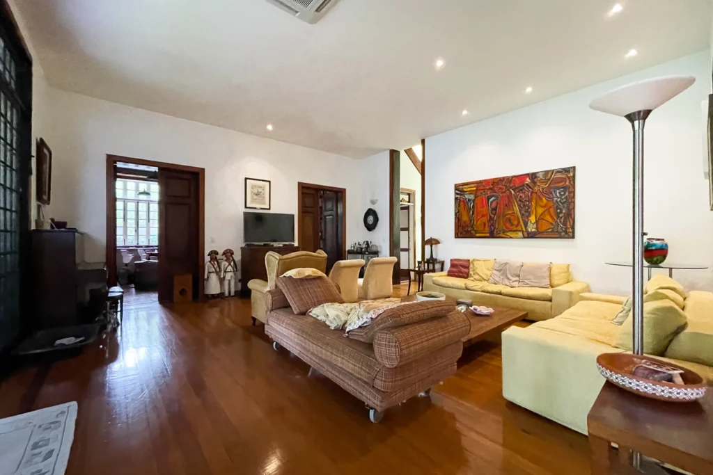 Banheiro compartilhado entre dois quartos