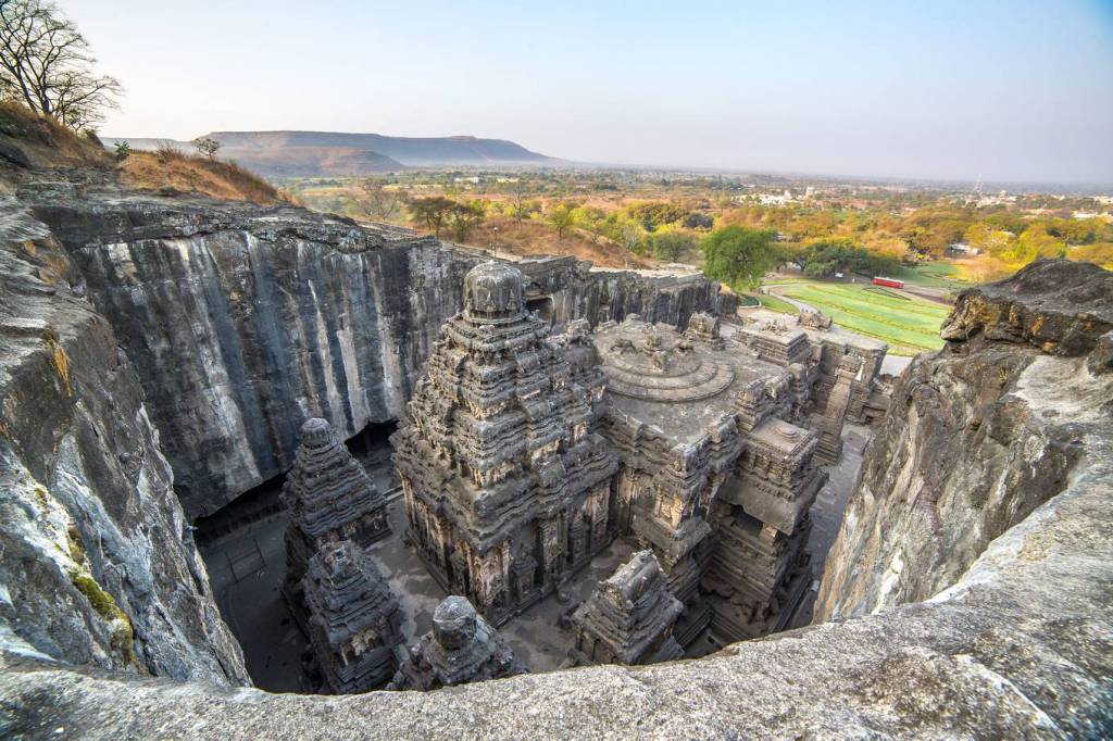 como o templo de kailasa foi esculpido