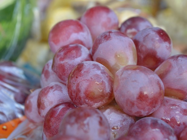 comer uvas embaixo da mesa