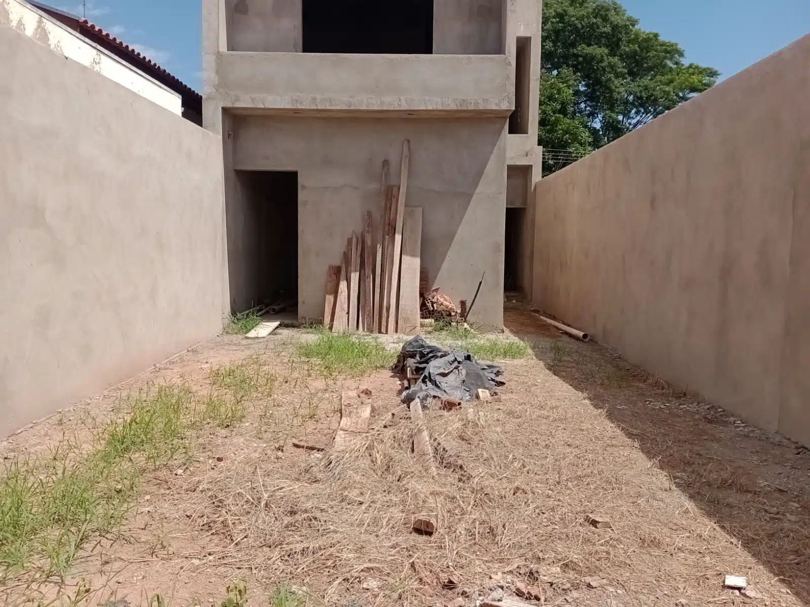 varanda simples fundo de quintal