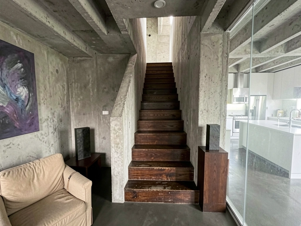 Fachada de concreto com volumes marcantes sob luz natural