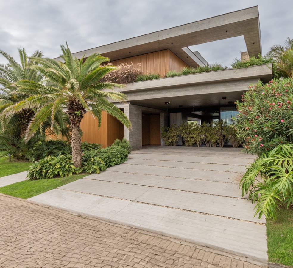 fachada casa com garagem lateral