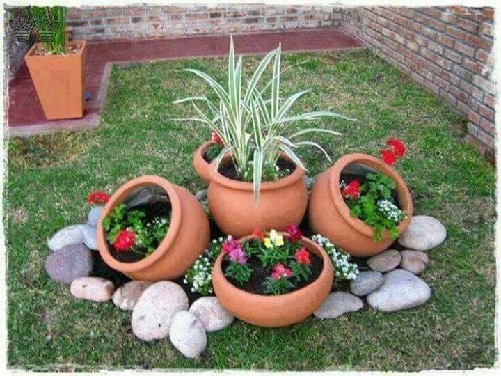 jardim rústico com vasos de barro