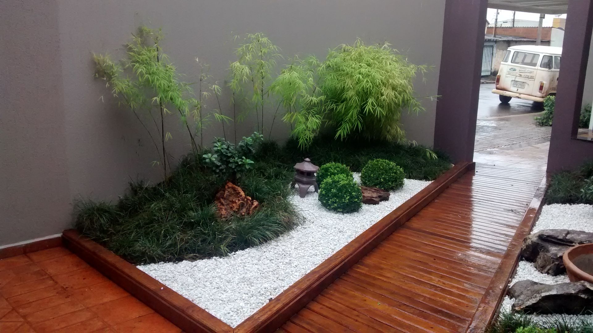 jardim com efeito pote tombado