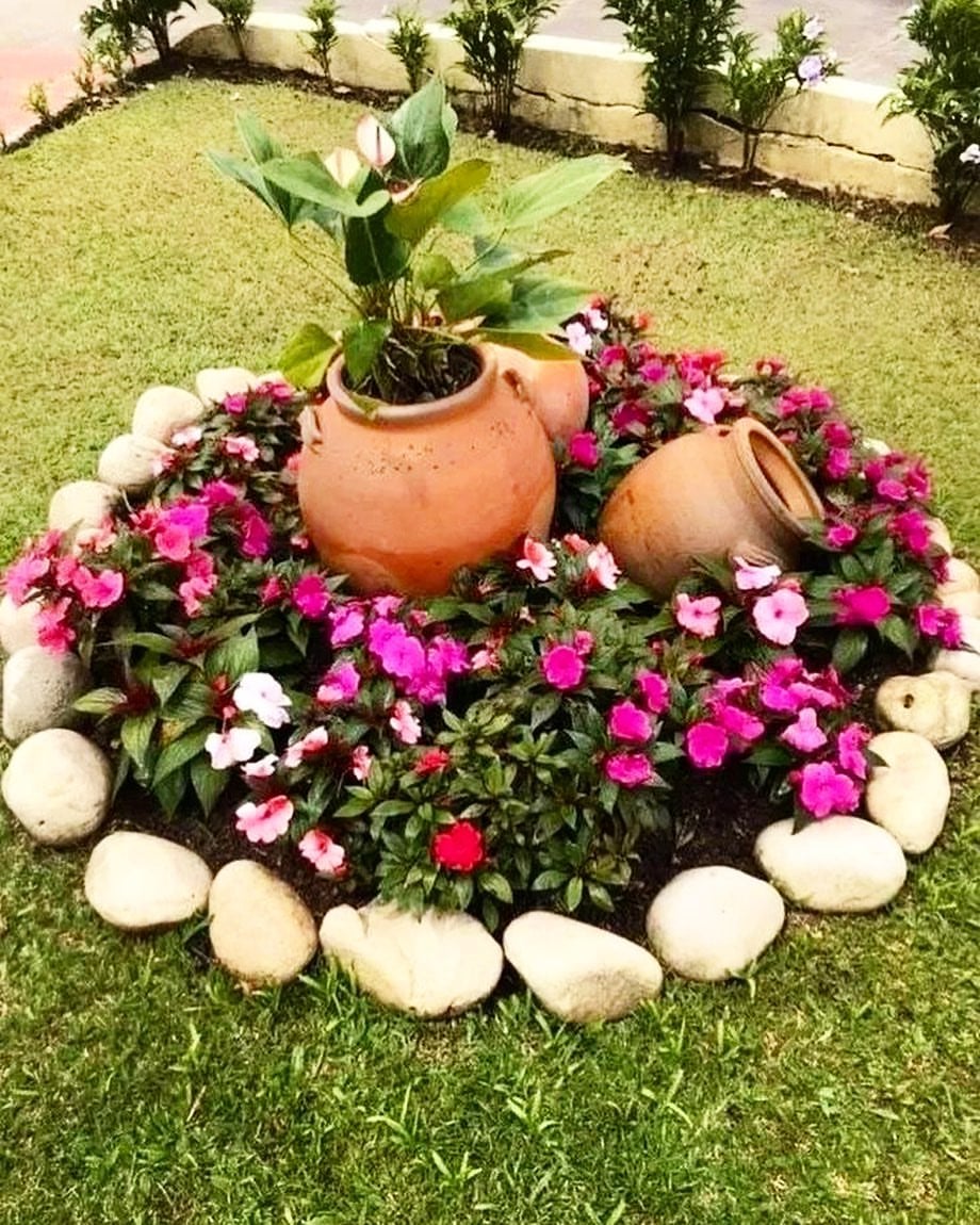 jardim de baixa manutenção com terracota