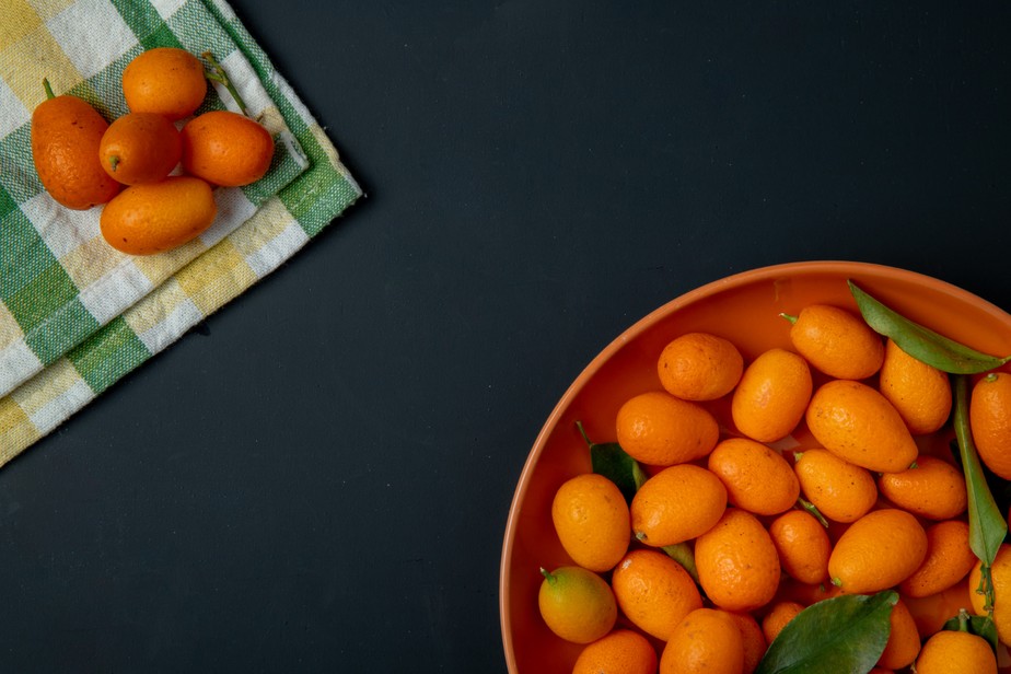 fruta cítrica com casca