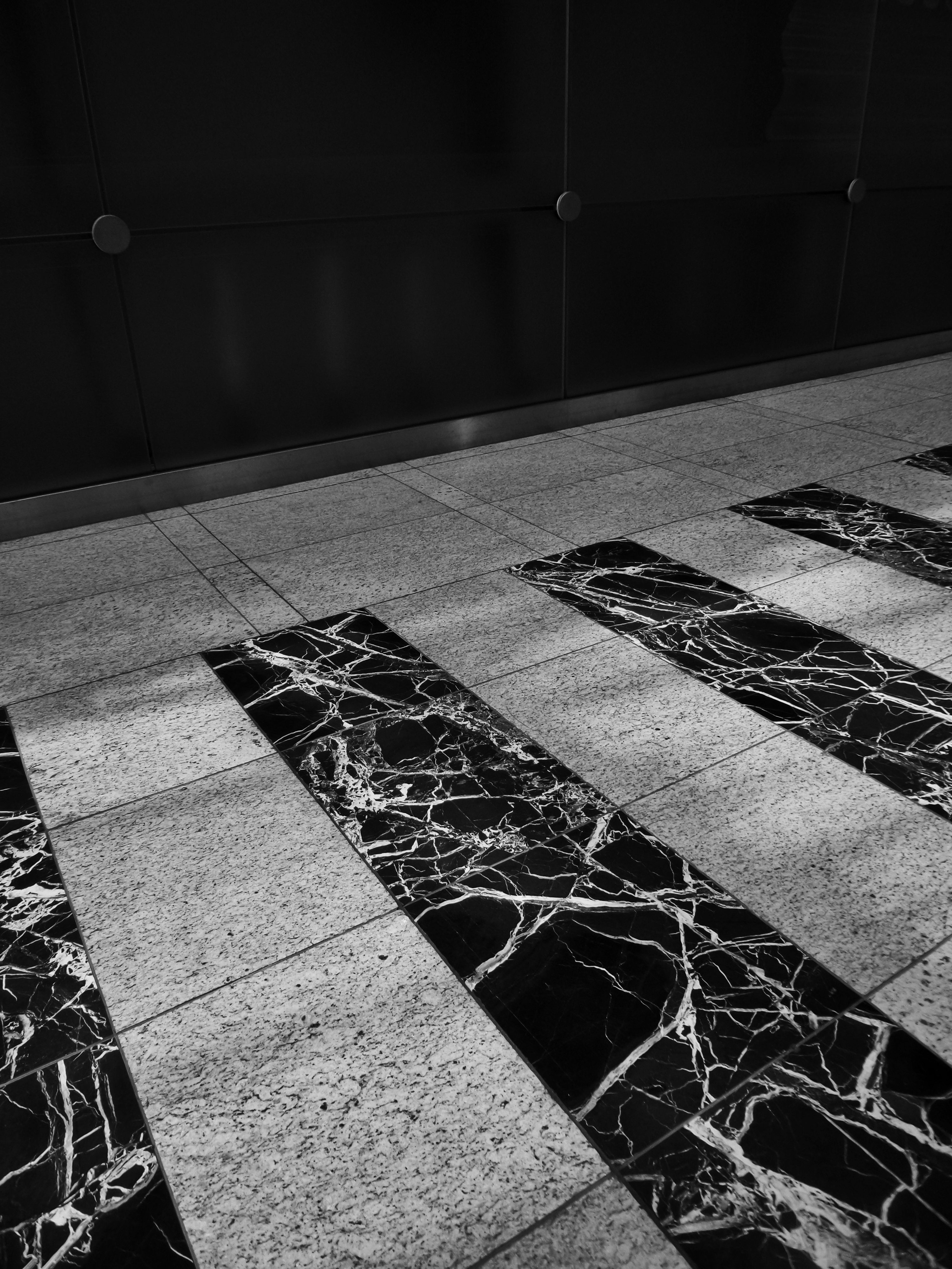 piso preto e branco sala