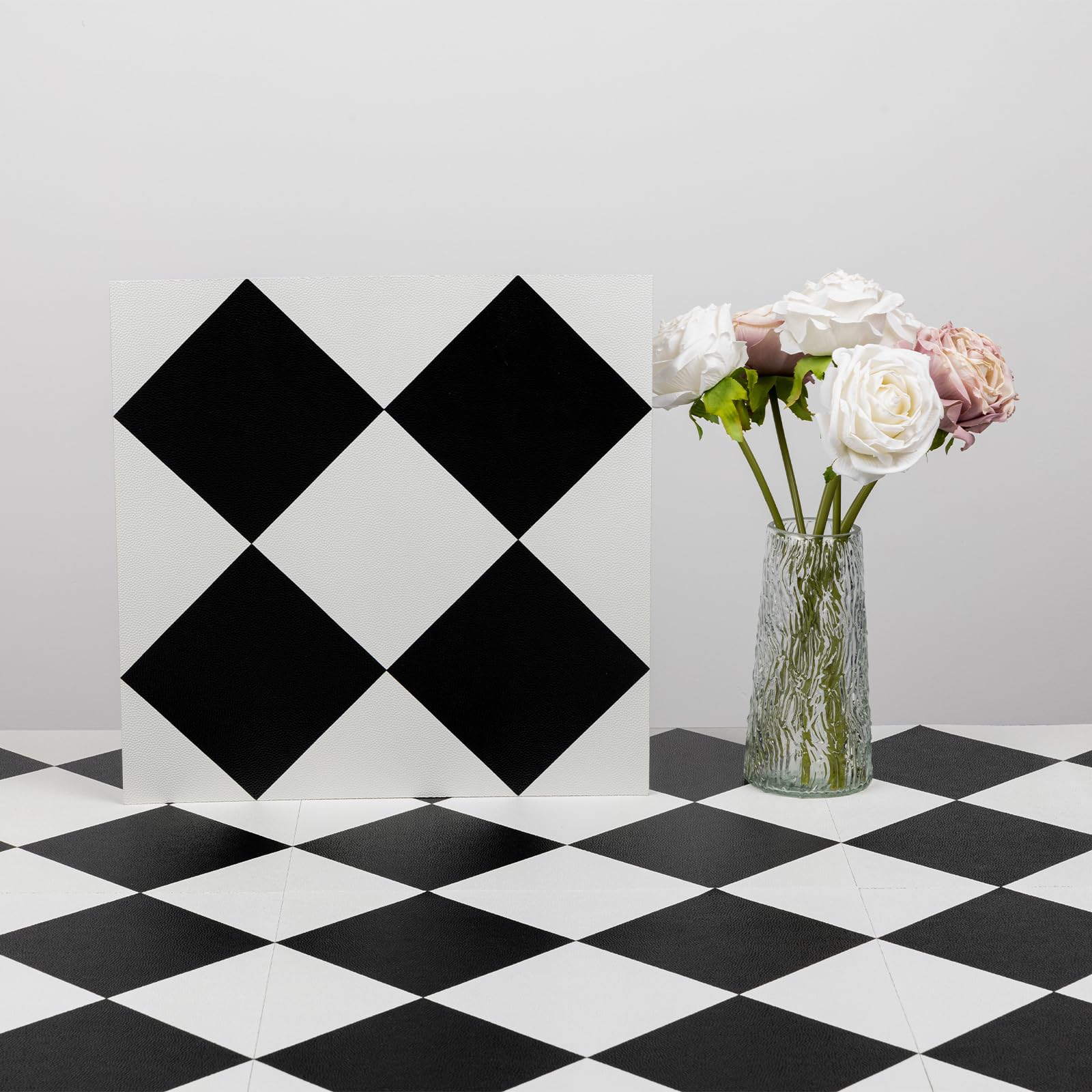 piso preto e branco sala