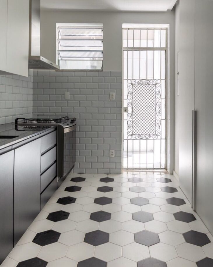piso cerâmico preto e branco