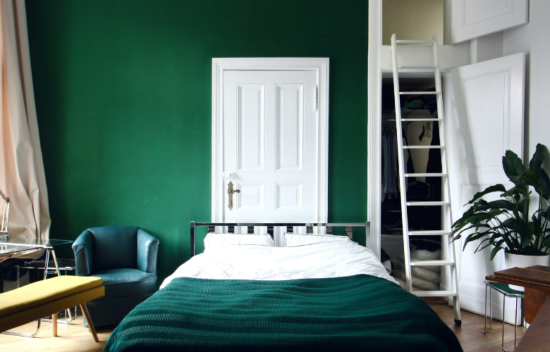 quarto verde e madeira decoração