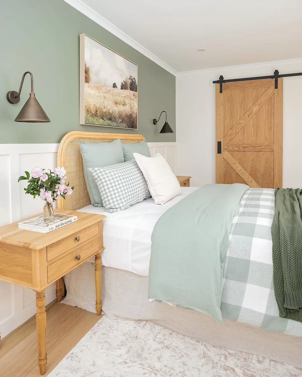 quarto com parede verde e móveis de madeira
