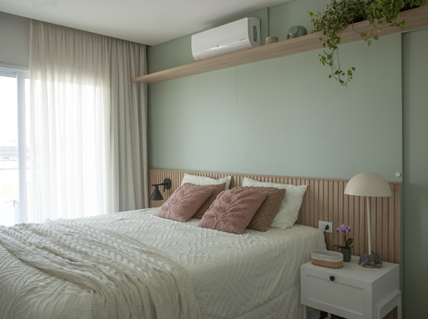 quarto estilo escandinavo verde e madeira