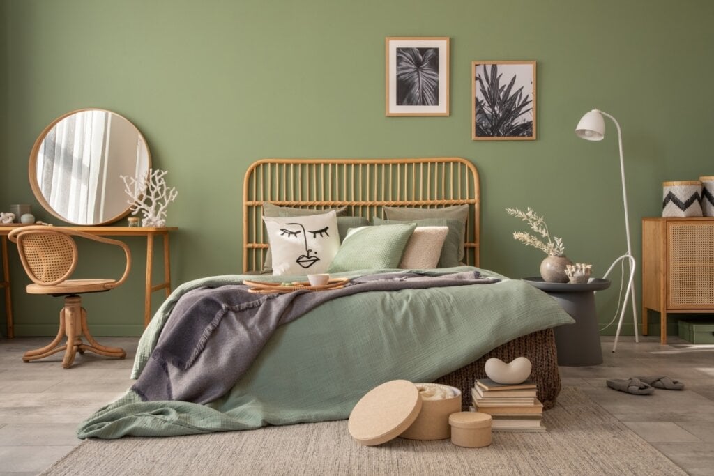 cores que combinam com verde e madeira no quarto