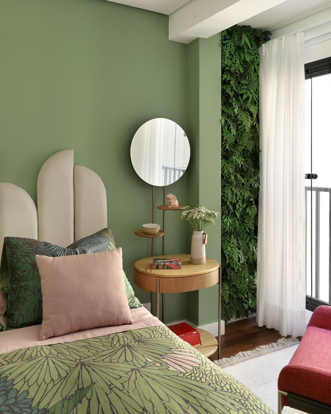 quarto com painel ripado verde