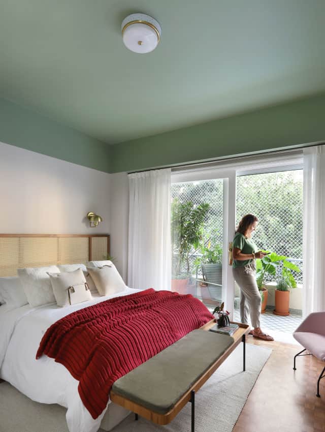 quarto verde musgo e madeira clara